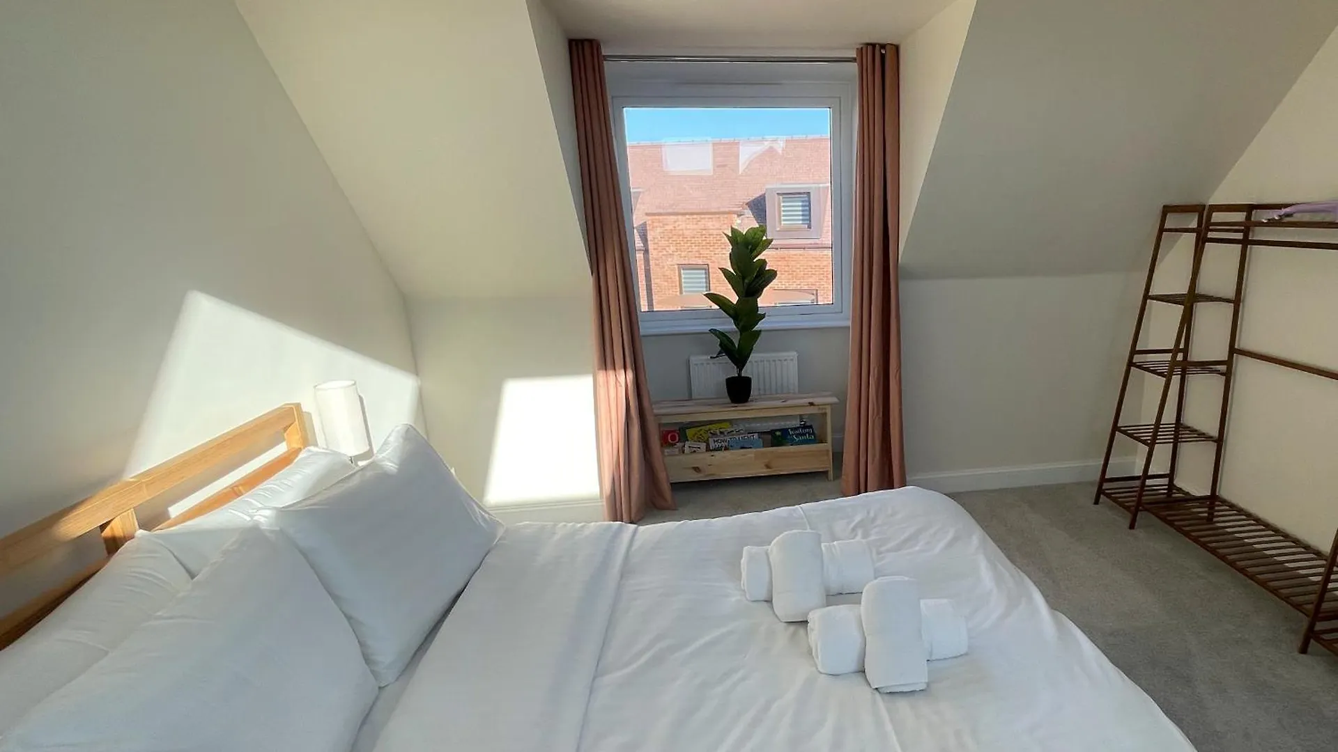 Holiday home Brand New Prestigious 5 Bed House Near Science Park - Cambridge Homehost